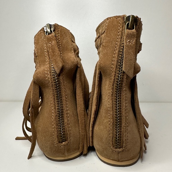 Koolaburra Athena Fringe Sandal in Chestnut. - Picture 5 of 6